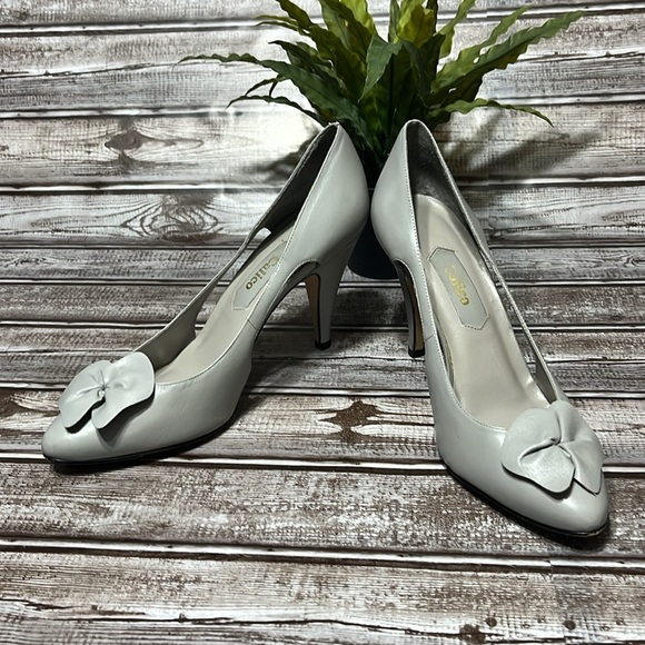 Calico Women's Gray Heels with Bow Detail and side cut out. Size 7.5 - Picture 3 of 11